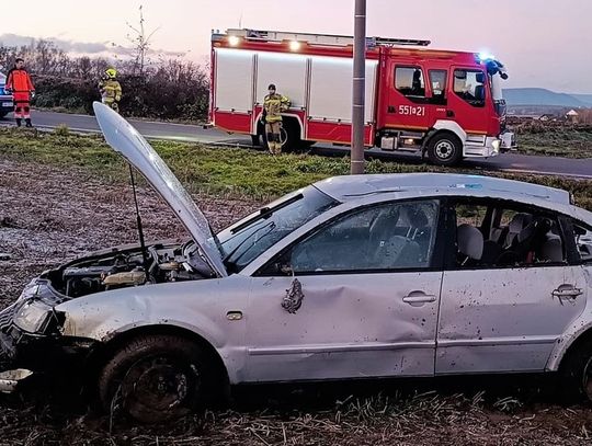 Passat wypadł z drogi i dachował na polu. Jedna osoba zginęła, dwie zostały ranne