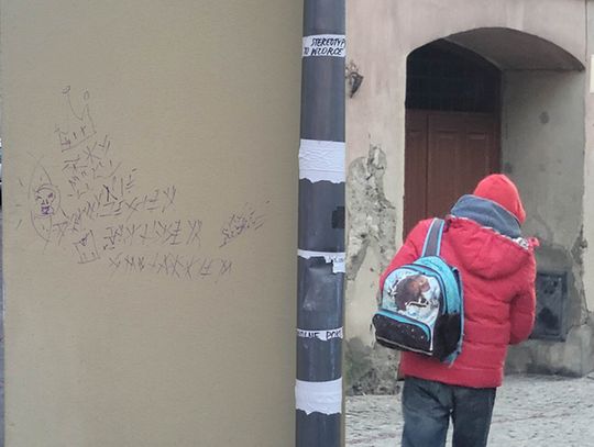 Patrole dostały rysopis: nosi dziecięcy plecak. 48-latek odpowie za bazgranie po ścianie muzeum