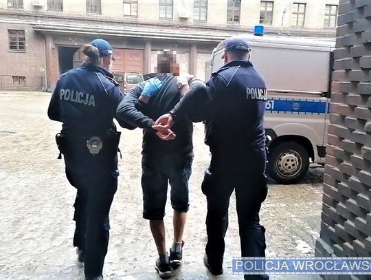 Patus z niebeską kartą skoczył na policjanta z nożem kuchennym. Celował w klatkę piersiową. WIDEO