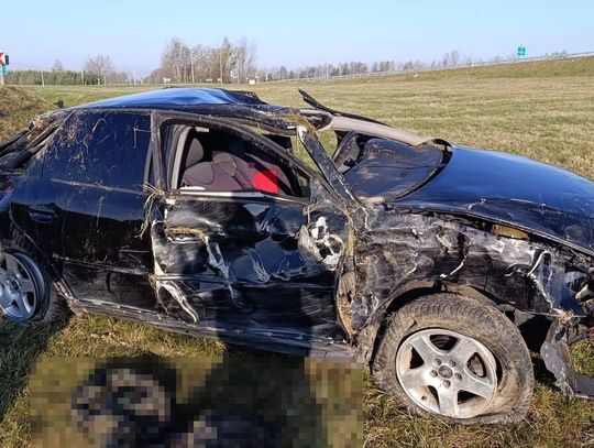 Pędzące Audi na łuku wypadło z drogi i rozbiło się w rowie. Nie żyje 23-letni kierowca Pędzące Audi na łuku wypadło z drogi i rozbiło się w rowie. Nie żyje 23-letni kierowca