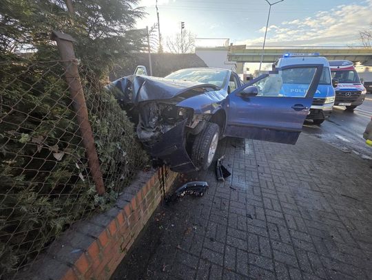 Pędził pod prąd i przez czerwone światła. Szaleńczy pościg za Seatem zakończony na płocie