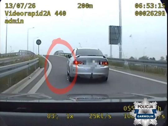 Pędził S17 i wyrzucał narkotyki przez okno. Za kierownicą 20-latek po alkoholu