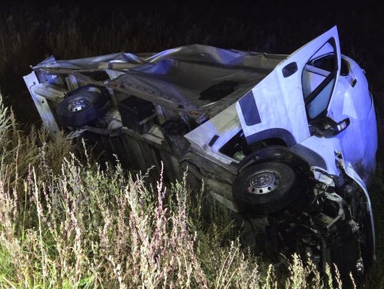 Peugeot wypadł z drogi i przewrócił się. Policjanci zwrócili uwagę na dziwne zachowanie kierowcy