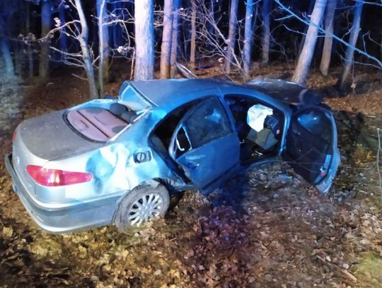 Peugeot wypadł z drogi i ściął drzewa. Ratownikom nie udało się uratować życia 33-letniego kierowcy