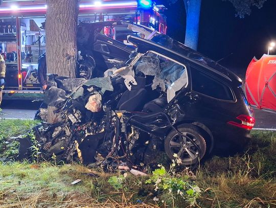 Peugeot zmiażdżony po uderzeniu w drzewo. 49-letni kierowca zginął na miejscu