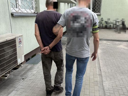 Piany kierowca kupił flaszkę na stacji, ale wypadła mu z rąk. Świadek wezwał policję