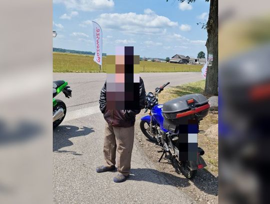 Pijany motorowerzysta wjechał na trasę wyścigu kolarskiego. Zbliżał się peleton, z drogi usunęli go policjanci