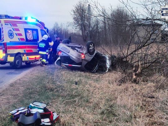 Piątka nastolatków ranna po dachowaniu Opla. Młody kierowca nie dostosował prędkości do warunków