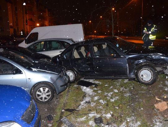 Pięć rozwalonych samochodów na parkingu. Kobieta: to ja kierowałam