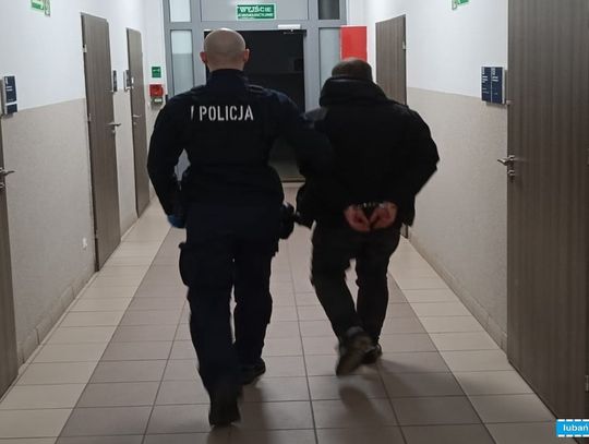 Pięcioletnia dziewczynka wypadła z balkonu na czwartym piętrze. Ojciec dziecka miał 1,7 promila Pięcioletnia dziewczynka wypadła z balkonu na czwartym piętrze. Ojciec dziecka miał 1,7 promila