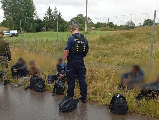 Piesza wędrówka przez zieloną granicę. Zatrzymano obywateli Somalii i Maroka