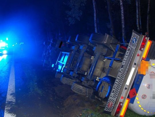 Pieszy śmiertelnie potrącony przez cysternę. Po wypadku pojazd wpadł do rowu