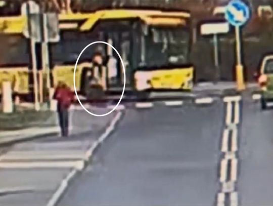 Pieszy wszedł w autobus, czy to może autobus wjechał w pieszego? WIDEO