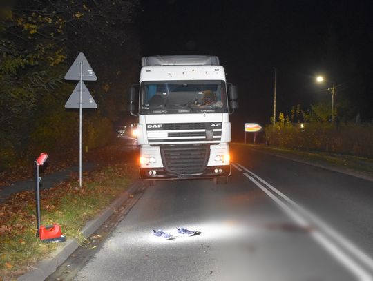 Pieszy zginął pod kołami samochodu ciężarowego. Wtargnął przed maskę, kierowca nie zdołał wyhamować