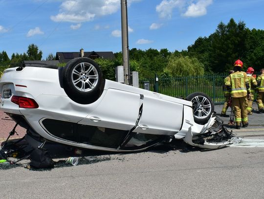 Pijacka szarża BMW zakończona dachowaniem. Kierowca wydmuchał ponad 2,5 promila