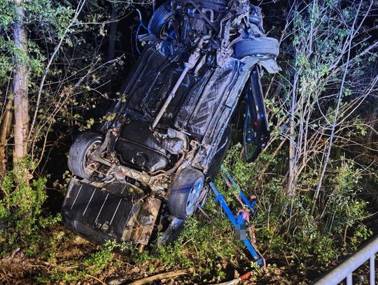 Pijacki rajd Alfy Romeo zakończony na drzewie. Kierowcę zabrał śmigłowiec LPR