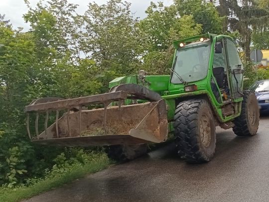 Pijacki rajd koparką po zakupy do sklepu. Zniszczył ogrodzenie i chodnik oraz ściął trzy drzewa