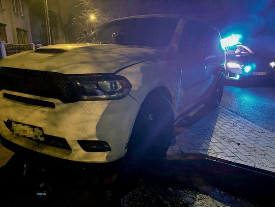 Pijacki rajd kradzionym Dodgem. Złodzieje zamontowali na aucie fałszywe tablice rejestracyjne