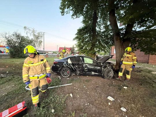 Pijacki rajd o czwartej nad ranem. 22-latek rozbił infiniti na ogrodzeniu kościoła Pijacki rajd o czwartej nad ranem. 22-latek rozbił infiniti na ogrodzeniu kościoła