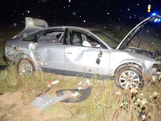 Pijacki rajd  w Audi zakończony dachowaniem w rowie. Mężczyzna za kierownicą miał 1,7 promila