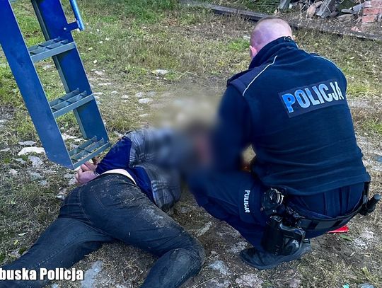 Pijackie akrobacje podczas ucieczki motorowerem z glebą w finale