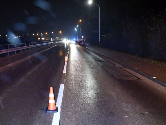 Pijackie popisy zakończone potrąceniem. Zatrzymywał auta i robił przed nimi pompki, jeden z kierowców go nie zauważył