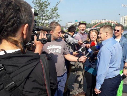 Pijak prosił ludzi, żeby mu wyjechali z parkingu. Niektórzy chętnie pomagali