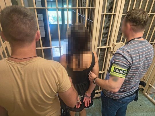 Pijana 20-latka ugryzła policjanta w nadgarstek. Wściekła się, gdy usłyszała, że jej kolega będzie zatrzymany
