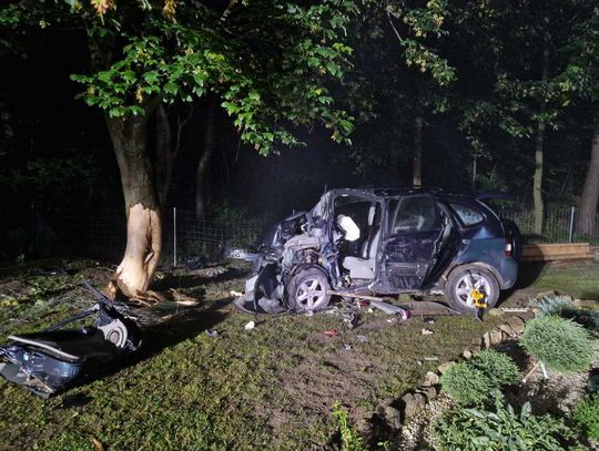 Pijana 22-latka bez prawka wjechała autem w drzewo. Trzy osoby trafiły do szpitala