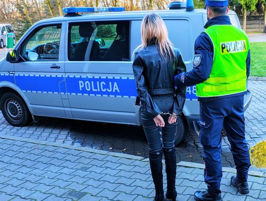 Pijana 22-latka kierowała volvo, w aucie były narkotyki. Jej znajomy sam zgłosił się na policję