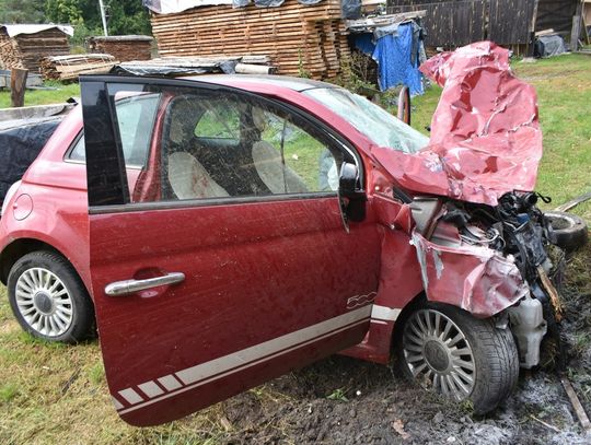 Pijana 25-latka uciekała przed policją. Uderzyła w Mercedesa i rozbiła Fiata na ogrodzeniu