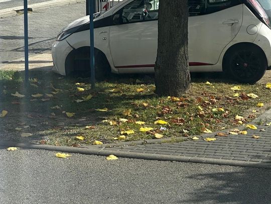 Pijana 32-latka próbowała jechać autem bez opon. Odpadły po uderzeniu w krawężnik