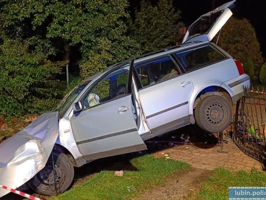 Pijana 33-latka rozpędziła passata i rozbiła auto na ogrodzeniu. Kobieta złamała kręgosłup