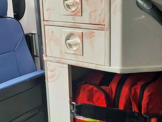 Pijana 37-lataka na imprezie uderzyła głową w kant stołu. Potem dostała szału w karetce