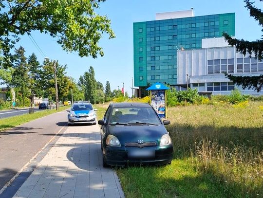 Pijana 60-latka jechała chodnikiem, zaparkowała na trawniku. Tłumaczyła, że wiezie dokumenty do sądu