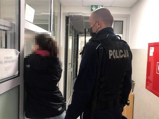 Pijana baba dała popis na oczach policjantów. Po dopiciu piwa wyrzuciła puszkę przez okno