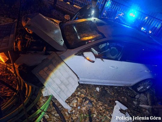Pijana ekipa w skodzie próbowała ukraść paliwo. Skończyło się pościgiem i uderzeniem w betonowe ogrodzenie