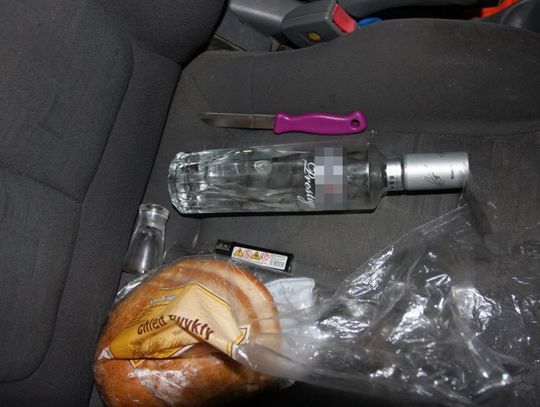 Pijana Grażyna popijała wódkę w trakcie jazdy. Po rozbiciu auta wysiadła i poszła szukać mechanika