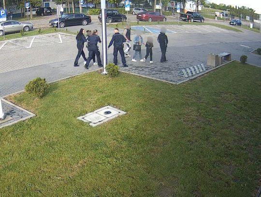 Pijana i agresywna kobieta w Audi ścigała auto z matką wiozącą dzieci. Udało jej się podjechać pod komendę