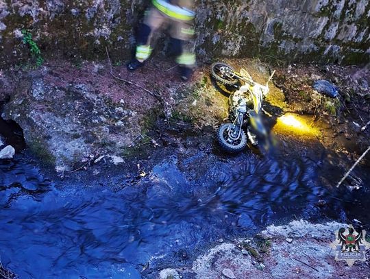 Pijana kobieta na crossie wpadła do potoku. Została zabrana do szpitala