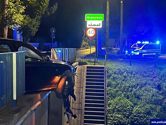 Pijana kobieta prawie wpadła autem do kanału. Właściciel siedział obok