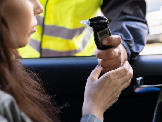 Pijana kobieta próbowała ominąć patrol policji. Wiozła syna na naukę jazdy