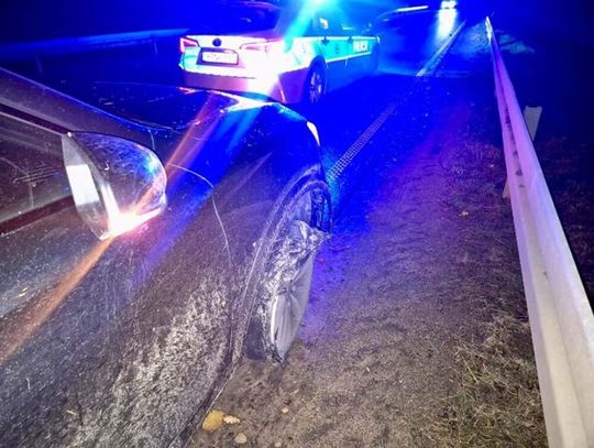 Pijana kobieta przez kilkanaście kilometrów jechała bez opony. Znosiło ją na wszystkie strony