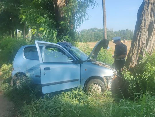 Pijana  kobieta rozbiła auto na drzewie i uciekła. W środku zostawiła 7-letniego syna