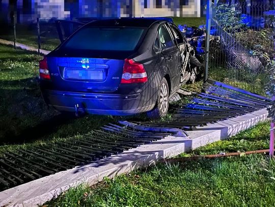 Pijana kobieta rozbiła się na słupie energetycznym. Miała prawie 2 promile i została zabrana do szpitala