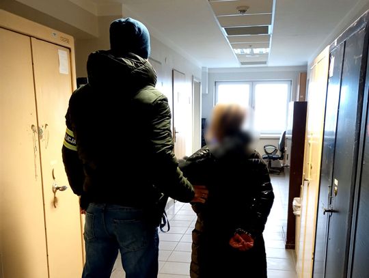 Pijana kobieta wbiła się autem w ogrodzenie kościoła. Jechała po piwo dla siebie i męża