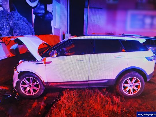 Pijana kobieta wjechała autem w budynek. Jechała z koleżanką. Obie mają połamane nogi