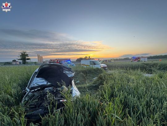 Pijanego kierowcę wyrzuciło z auta w trakcie dachowania. Gdy przyjechały służby, smacznie spał w zbożu