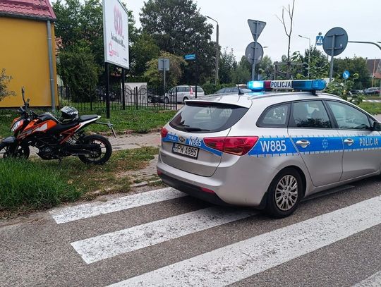 Pijani 15-latkowie jeździli motocyklem. Wpadli, bo zatrzymali się i "załatwili" na zaparkowane auta