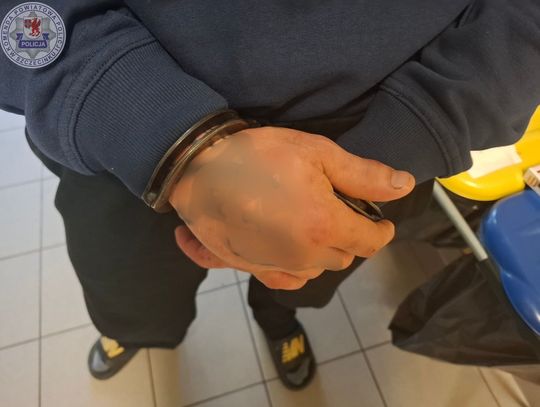 Bracia brutalnie rozprawili się z sąsiadami, którzy urządzili libację. Skopali mężczyznę i uderzyli kobietę motyką